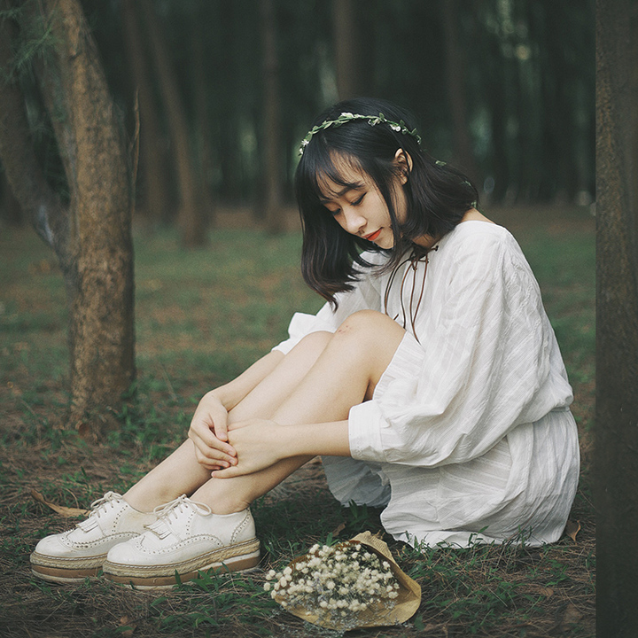 从细节中尽显气质,胸前的绑带脱俗清新,更让小裙子有一种森系的风格