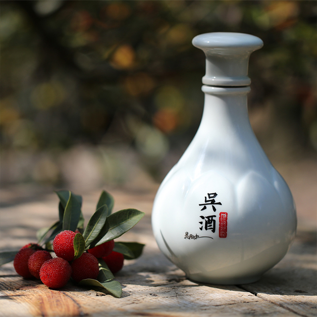 江南伴手礼| 吴酒经典礼盒 500ml 陶瓷分酒器 2个酒盅 配手提袋