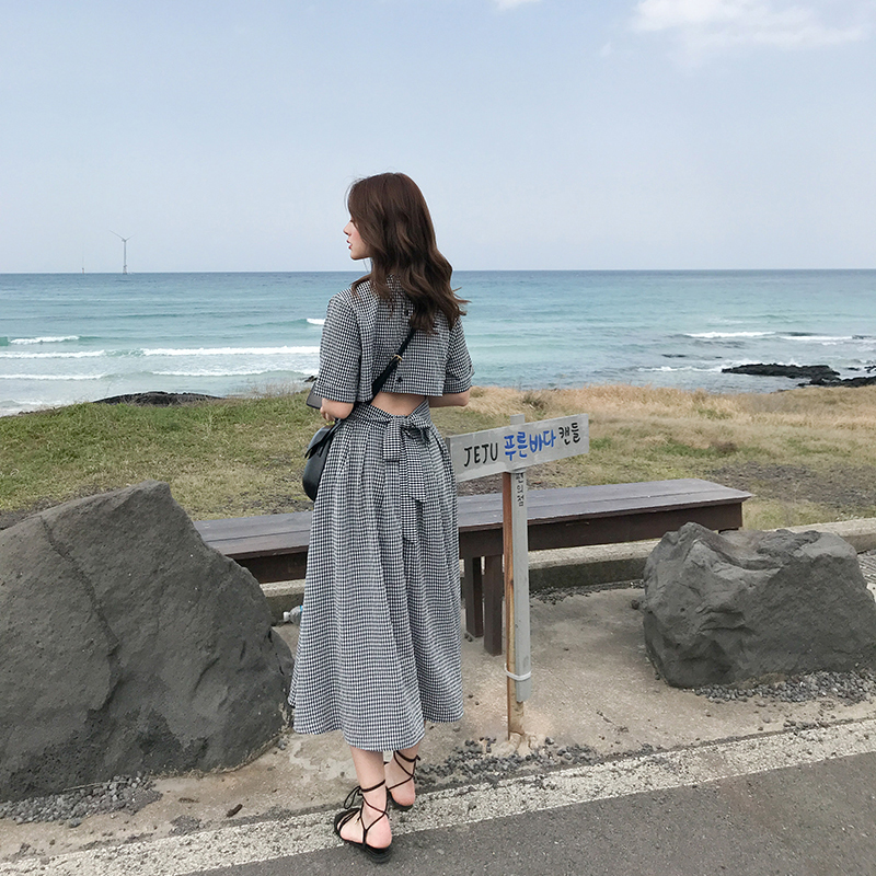 ins超火的冷淡风格子连衣裙女夏新款露背小心机系带收腰中长裙子