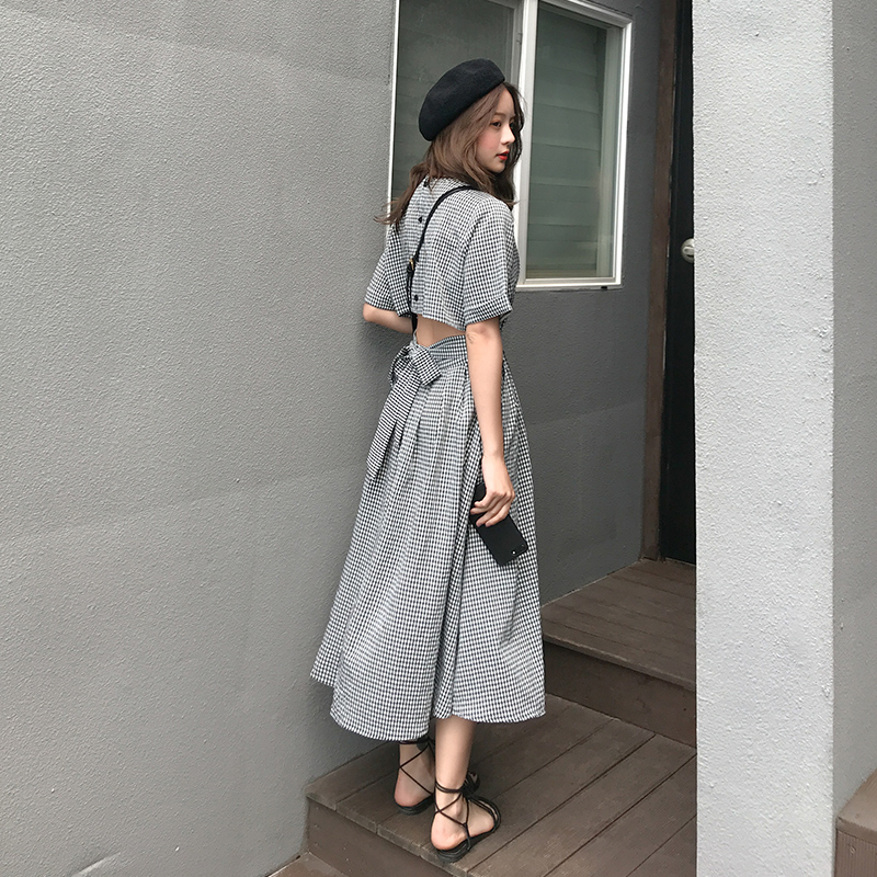 ins超火的冷淡风格子连衣裙女夏新款露背小心机系带收腰中长裙子