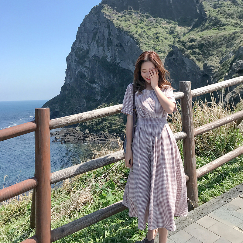 ins超火的冷淡风格子连衣裙女夏新款露背小心机系带收腰中长裙子