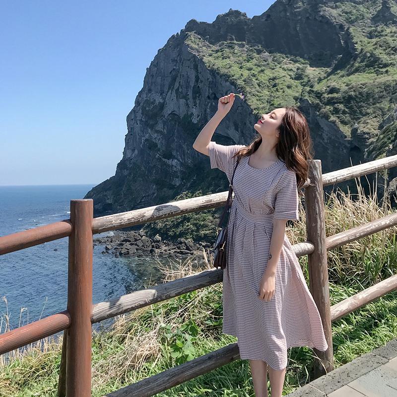 ins超火的冷淡风格子连衣裙女夏新款露背小心机系带收腰中长裙子