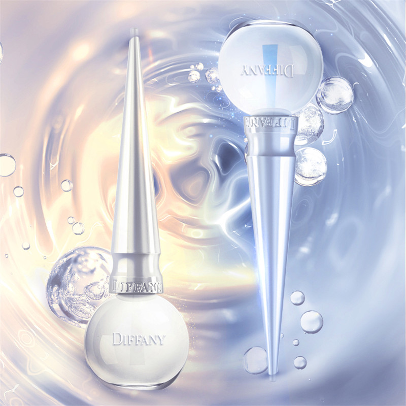 最后再涂上一道高亮封层油,让指尖更闪亮更持久